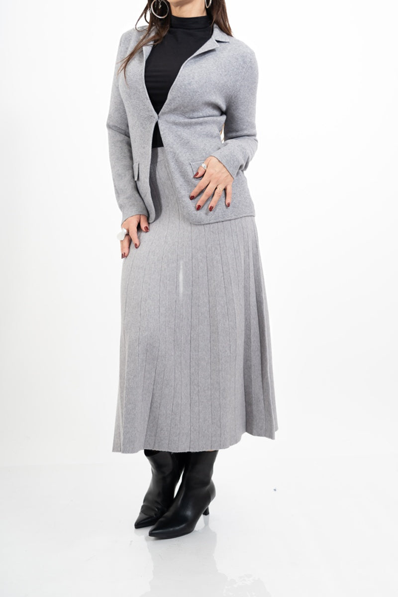 modella indossando Gonna Soft Pleat in maglia plissé colore Grigio Unica