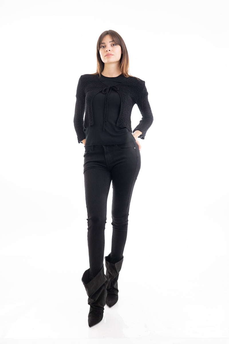 modella indossando Maglia in filato leggero a manica corta con finiture a vivo colore