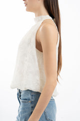modella indossando Top in georgette jacquard con scollo all’americana e fiocco colore