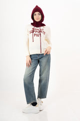 modella indossando Balaclava in maglia con coulisse regolabile Made in Italy colore