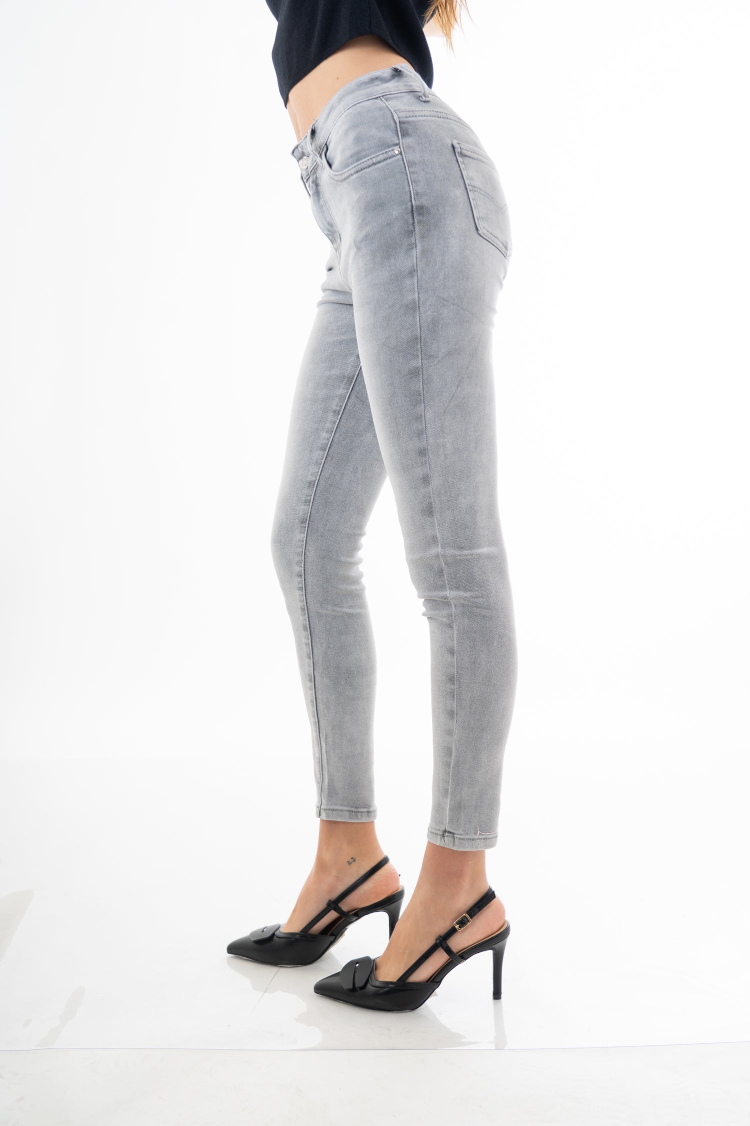 modella indossando Jeans slim fit grigio chiaro lavaggio used in denim cotone e lyocell colore Denim Grigio
