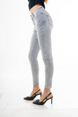modella indossando Jeans slim fit grigio chiaro lavaggio used in denim cotone e lyocell colore Denim Grigio