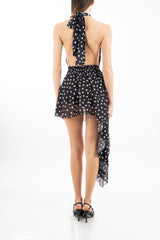 modella indossando Abito corto in georgette a pois con scollo all’americana e gonna asimmetrica colore