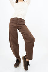 modella indossando Pantalone modello barrel in cotone elasticizzato marrone colore