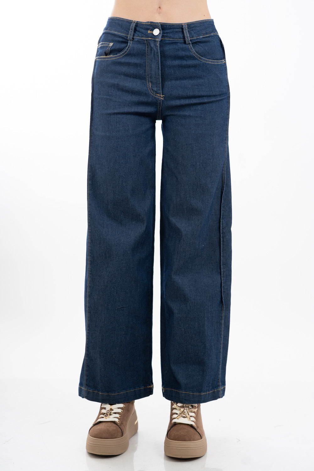 modella indossando Jeans gamba ampia dritta in denim leggero elasticizzato con cuciture frontali colore
