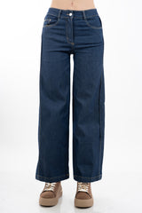 modella indossando Jeans gamba ampia dritta in denim leggero elasticizzato con cuciture frontali colore