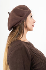 modella indossando Béret Parisienne 80 colore Marrone Unica