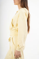 modella indossando Giacca felpa over con cappuccio e zip colore