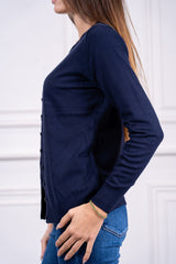 modella indossando Cardigan Elowen scollo V colore