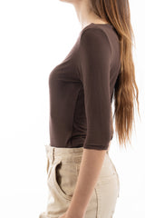 modella indossando Maglia scollo barca in viscosa e seta manica 3/4 Made in Italy colore