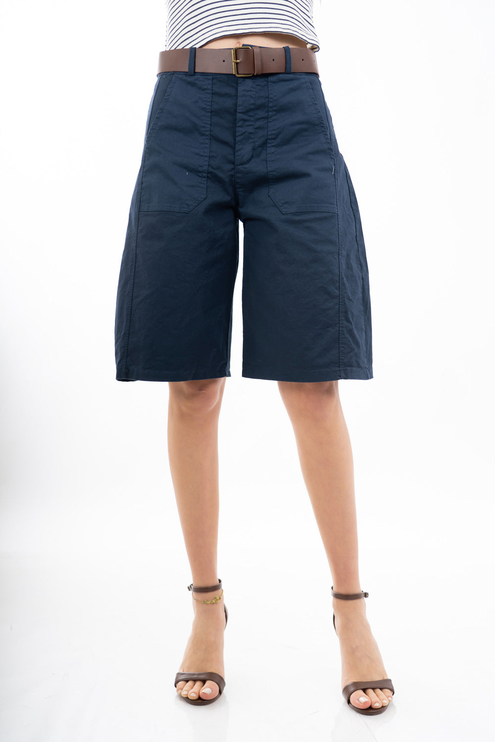 modella indossando Bermuda morbido con tasche applicate in cotone elasticizzato e cintura colore Blu
