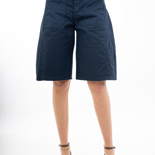 modella indossando Bermuda morbido con tasche applicate in cotone elasticizzato e cintura colore Blu