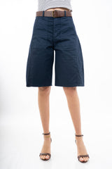 modella indossando Bermuda morbido con tasche applicate in cotone elasticizzato e cintura colore Blu
