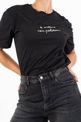 T-shirt in cotone con ricamo “di mattina non parlatemi”