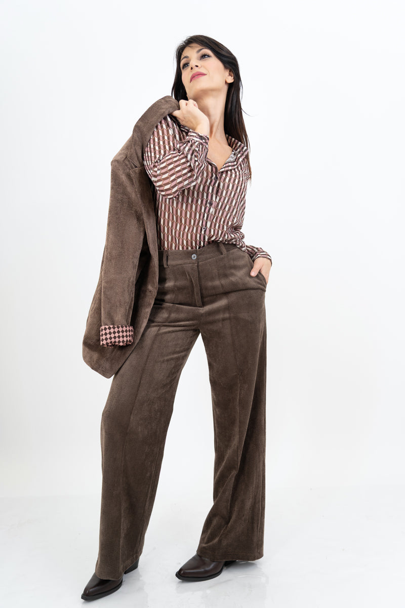 modella indossando Camicia in georgette velata fantasia Optical Cube colore