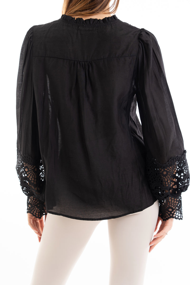 modella indossando Camicia ampia in viscosa con rouche al collo e macramé traforato colore