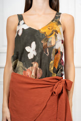 modella indossando Top Fantasia Monet in 100% Viscosa Made in Italy colore