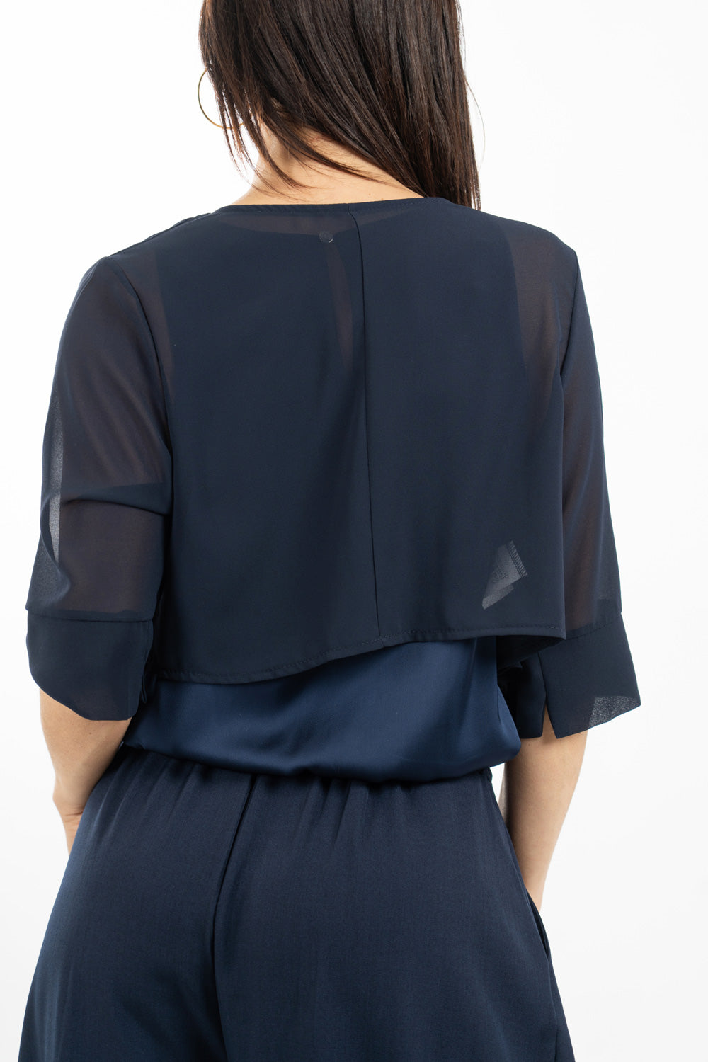 modella indossando Bolerino corto in georgette velata con manica 3/4 colore