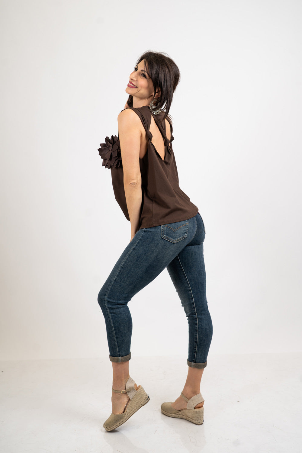 T-shirt smanicata con fiore applicato e schiena cut-out.