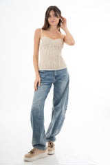 modella indossando Bustier in pizzo elasticizzato con coppe preformate e passamaneria al fondo colore