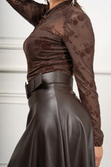 modella indossando Maglia Floris con alamari colore