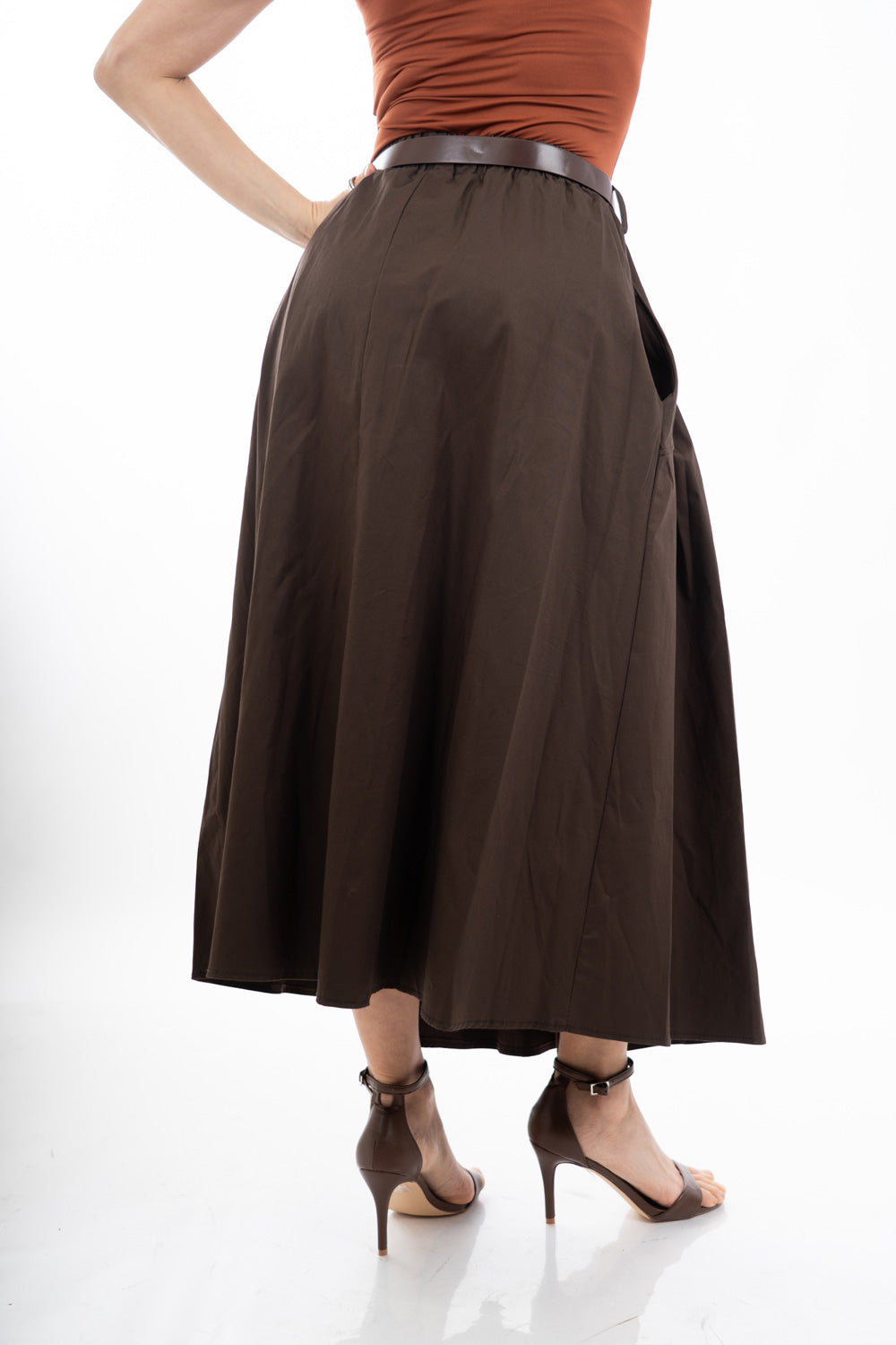 modella indossando Gonna midi con baschina e pieghe in cotone elasticizzato con cintura colore