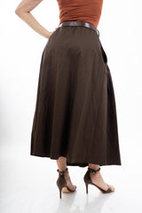 modella indossando Gonna midi con baschina e pieghe in cotone elasticizzato con cintura colore