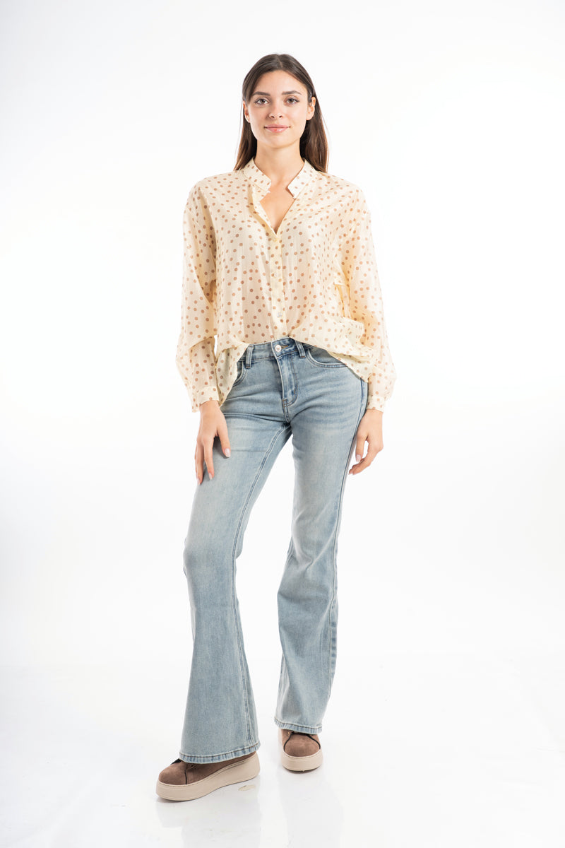 modella indossando Camicia velata a pois in tencel con collo coreano colore