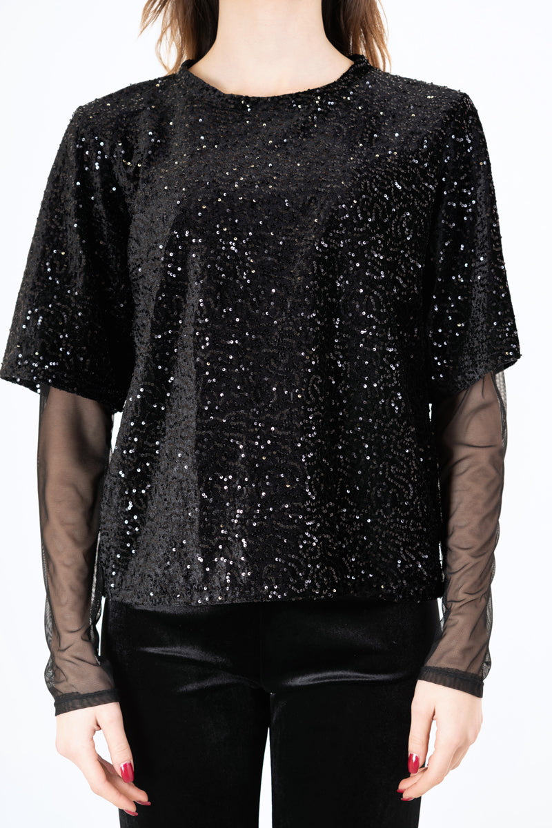 modella indossando Maglia over paillettes con manica lunga in microrete elastica colore