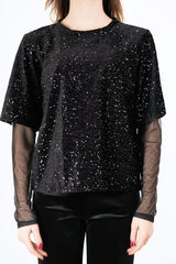 modella indossando Maglia over paillettes con manica lunga in microrete elastica colore