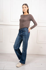 modella indossando Jeans Harlow Straight colore
