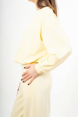 modella indossando Maglia felpa over con spalla scesa ed effetto palloncino colore Giallo Unica