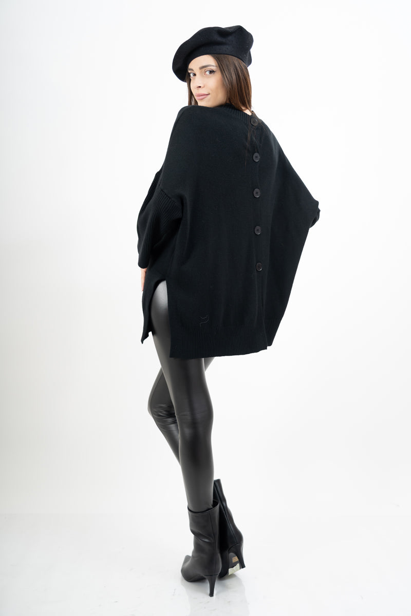 modella indossando Maglia lunga in misto viscosa con bottoni sul retro colore Nero Unica