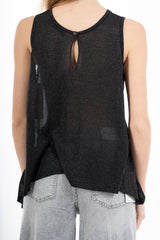 modella indossando Top smanicato in viscosa lurex leggero e semitrasparente, linea svasata e vestibilità morbida. Perfetto per look casual o eleganti. colore