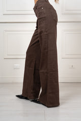 modella indossando Jeans Perla Marrone colore