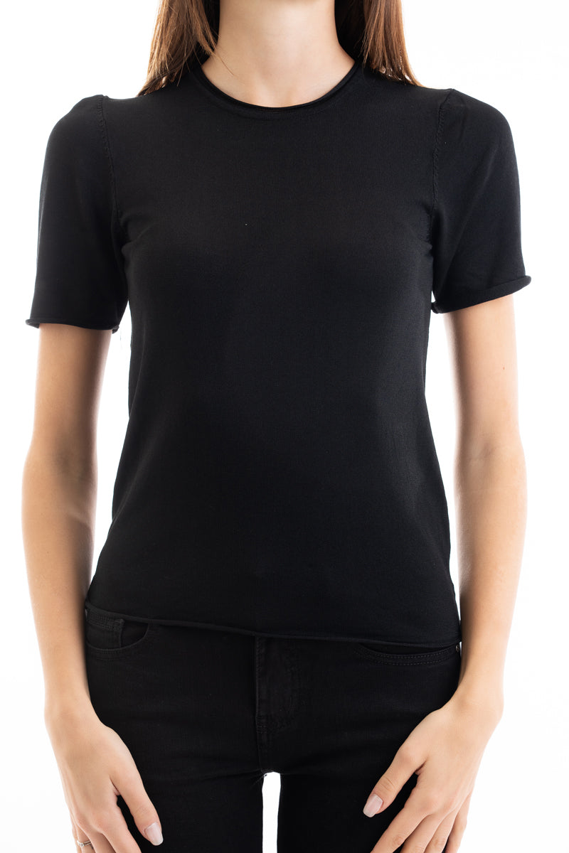 modella indossando Maglia in filato leggero a manica corta con finiture a vivo colore Nero Unica
