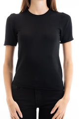 modella indossando Maglia in filato leggero a manica corta con finiture a vivo colore Nero Unica