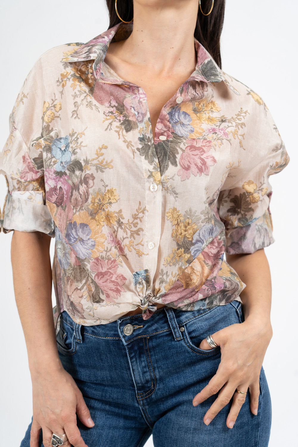 Camicia donna in tencel leggero con manica risvoltata e laccetto.