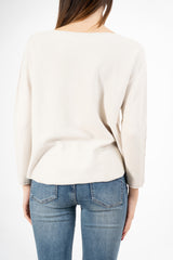 modella indossando Maglia over collo a barchetta con orlo stondato in viscosa colore