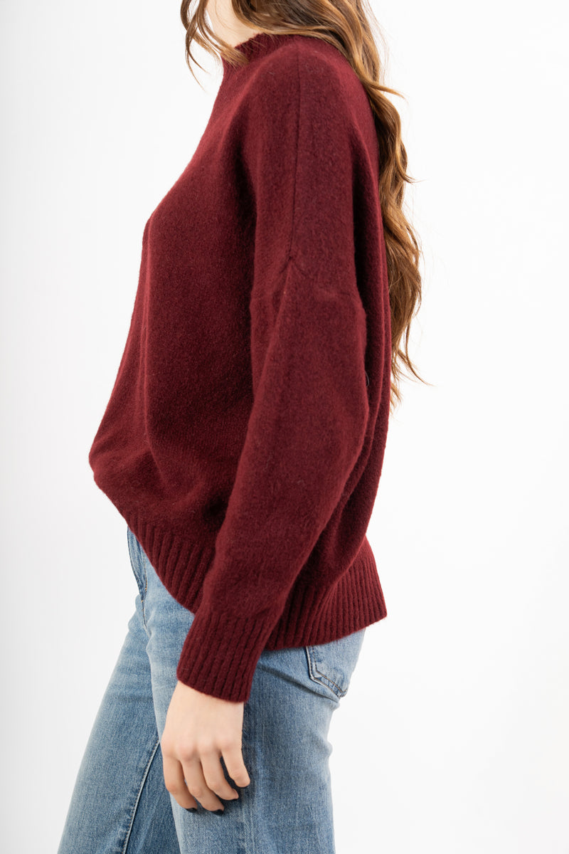 modella indossando Maglia girocollo morbida a spalla scesa in filato caldo colore