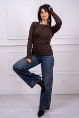 modella indossando Cardigan Elowen scollo V colore