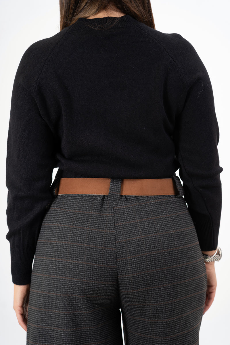 modella indossando Maglia basic a manica raglan in filato misto viscosa colore