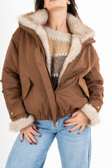 modella indossando Giaccone double-face effetto pelliccia e scamosciato colore Camel