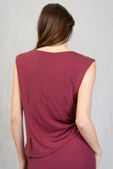 Maglia smanicata con drappeggio seno