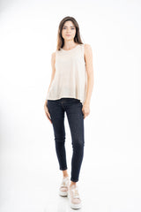 modella indossando Top smanicato in viscosa lurex leggero e semitrasparente, linea svasata e vestibilità morbida. Perfetto per look casual o eleganti. colore