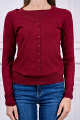modella indossando Cardigan Elowen scollo V colore