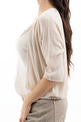 modella indossando Cardigan leggero in viscosa con lurex e manica 3/4 colore