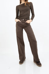 modella indossando Jeans a vita alta gamba dritta in denim morbido marrone colore Marrone