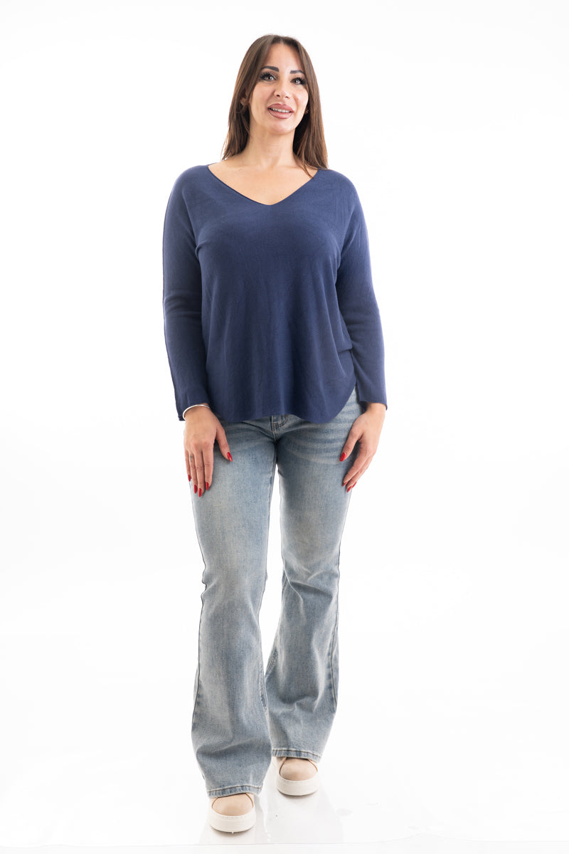 modella indossando Maglia over scollo V in misto viscosa con bordo pulito colore