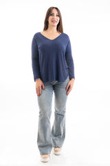 modella indossando Maglia over scollo V in misto viscosa con bordo pulito colore